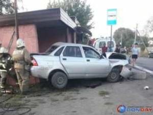 В Шахтах водитель легковушки протаранил остановку В Шахтах водитель легковушки протаранил остановку0