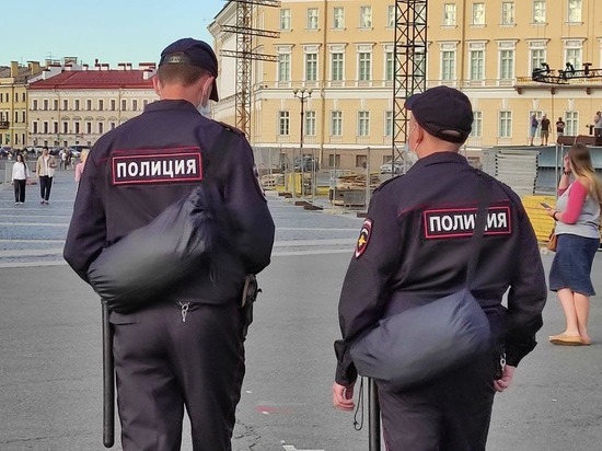 Полицейские разогнали «Ленинградский ГаражСейл» на набережной реки Фонтанки Полицейские разогнали «Ленинградский ГаражСейл» на набережной реки Фонтанки