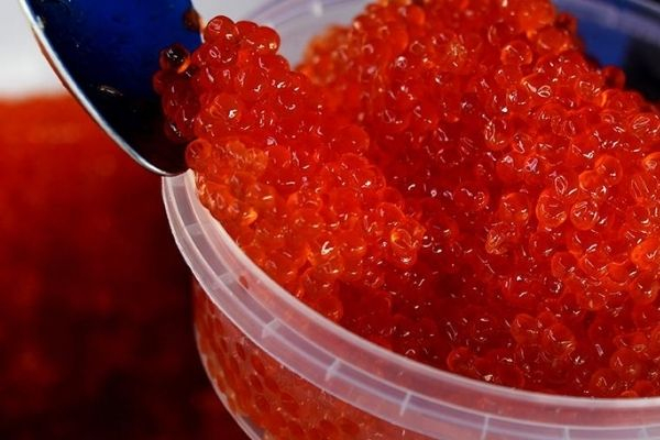 Россияне стали реже покупать красную икру Россияне стали реже покупать красную икру