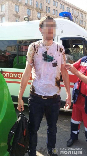 В Киеве мужчина попытался совершить самосожжение во время парада В Киеве мужчина попытался совершить самосожжение во время парада1