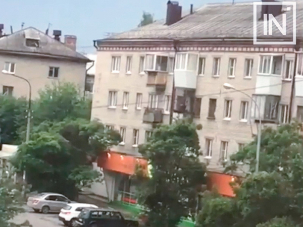 В Екатеринбурге мужчина открыл стрельбу с балкона, ранены девочка и сотрудник Росгвардии (ВИДЕО) В результате стрельбы в Екатеринбурге пострадали сотрудник Росгвардии и несовершеннолетняя девочка