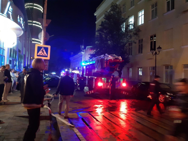 В Ростове из-за пожара Ворошиловский стал в пробку В Ростове из-за пожара Ворошиловский стал в пробку1