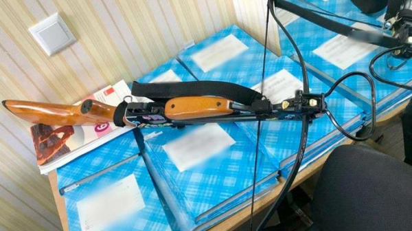 Экс-ученица школы расстреляла учителей из арбалета на Украине Экс-ученица школы расстреляла учителей из арбалета на Украине0