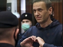 Навальный отдал присужденные ему 10 тысяч евро премии Немцова семьям осужденных Навальный отдал присужденные ему 10 тысяч евро премии Немцова семьям осужденных0
