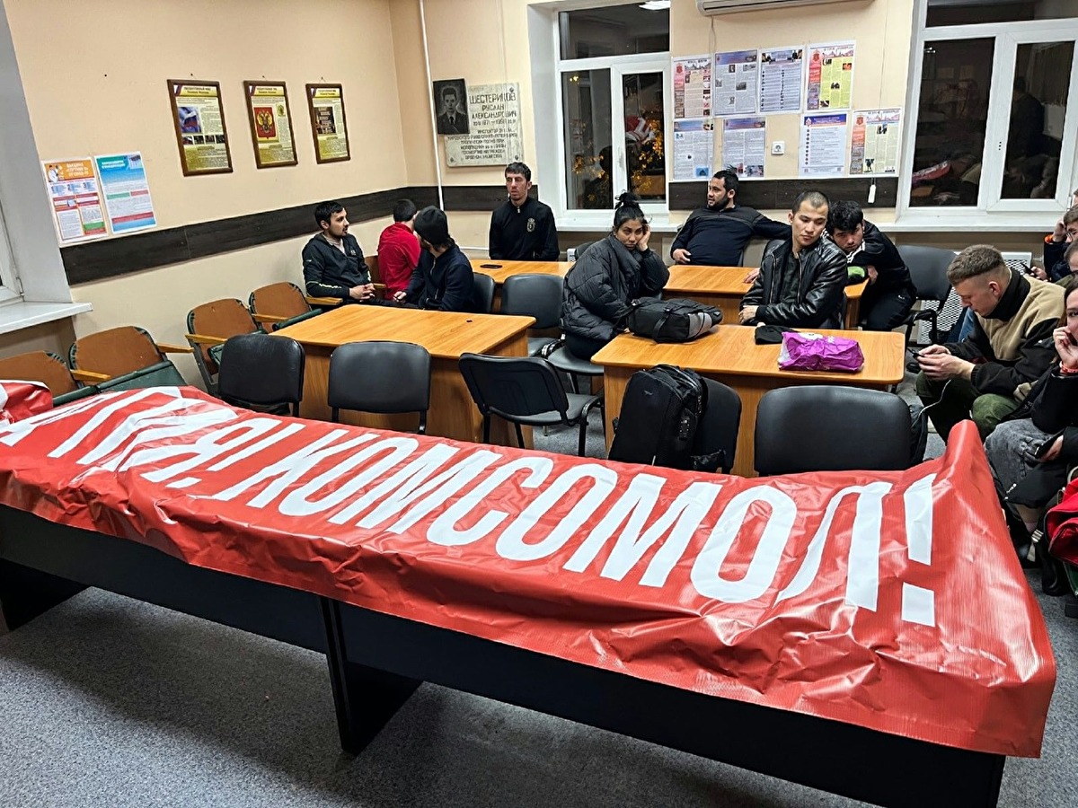 В Петербурге комсомольцев задержали в День комсомола В Петербурге комсомольцев задержали в День комсомола