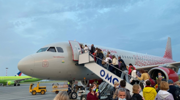 С рейса в Омске сняли пьяного москвича в халате Криминальные новости0