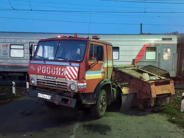 Три вагона поезда Адлер-Томск сошли с рельсов после столкновения с грузовиком Три вагона поезда Адлер-Томск сошли с рельсов после столкновения с грузовиком