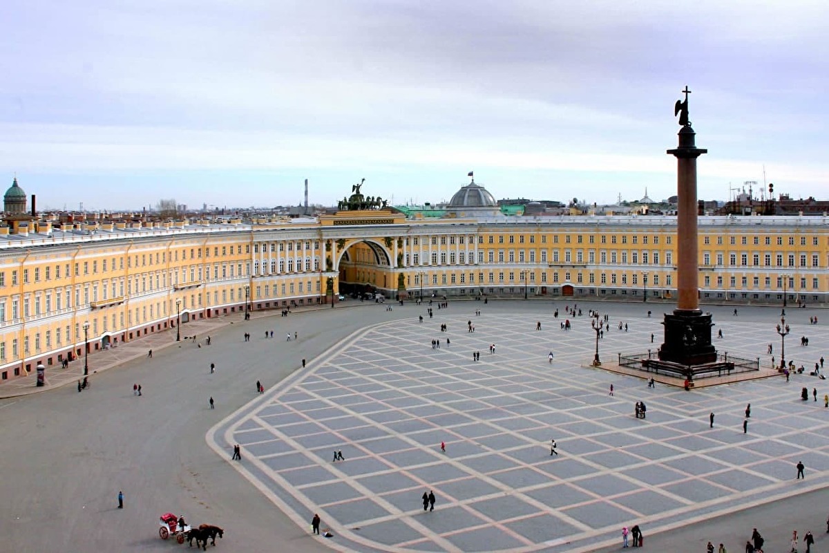 В Петербурге охранник Эрмитажа сломал нос посетителю, пока тот искал QR-код В Петербурге охранник Эрмитажа сломал нос посетителю, пока тот искал QR-код