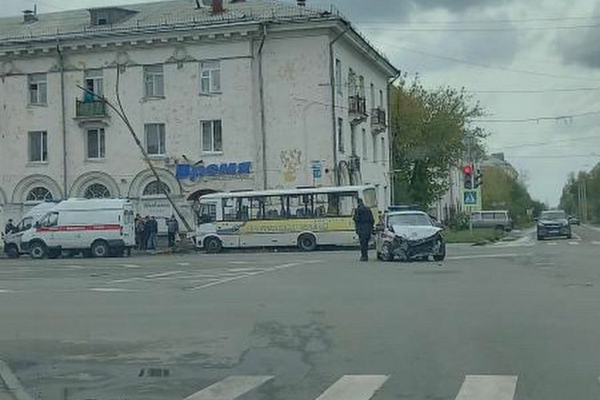 В Иркутской области машина Росгвардии врезалась в автобус: пострадали 14 человек В Иркутской области машина Росгвардии врезалась в автобус: пострадали 14 человек0