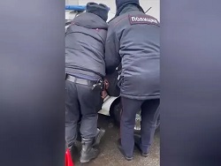 14-летняя девочка перешла дорогу в неположенном месте. Её "скручивали" пять полицейских 14-летняя девочка перешла дорогу в неположенном месте. Её