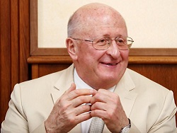 Гинцбург согласился с идеей лишать дипломов врачей-антипрививочников Гинцбург согласился с идеей лишать дипломов врачей-антипрививочников