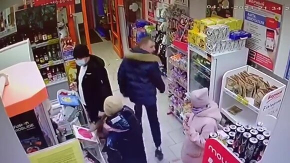Мужчина, на которого напали в ТиНАО, рассказал, что его ребенка ударили по щеке Мужчина, на которого напали в ТиНАО, рассказал, что его ребенка ударили по щеке