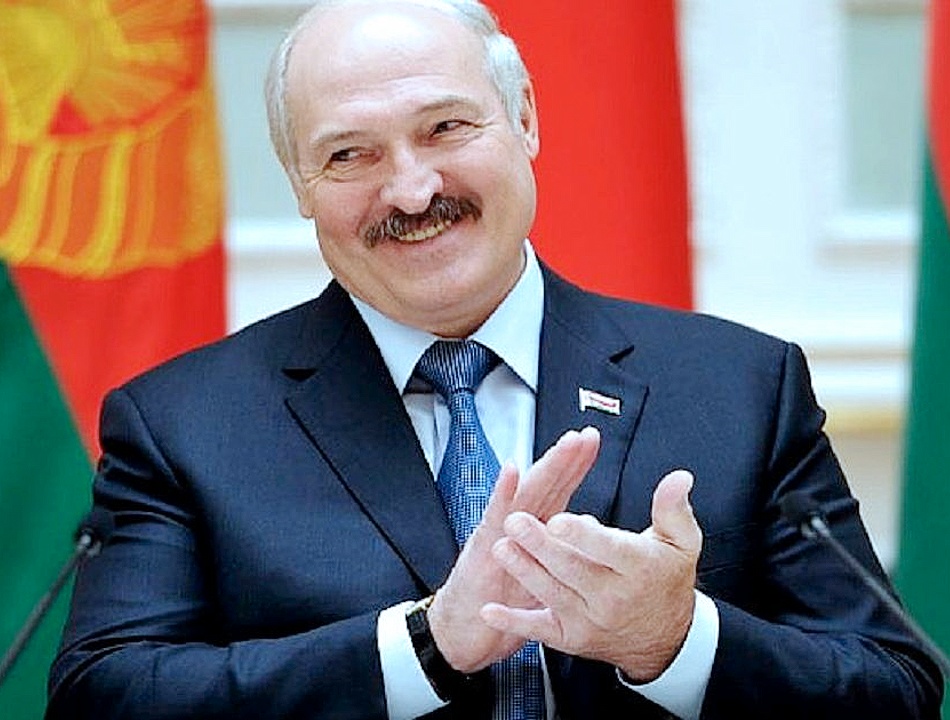Лукашенко показали новый вариант конституции Белоруссии Лукашенко показали новый вариант конституции Белоруссии