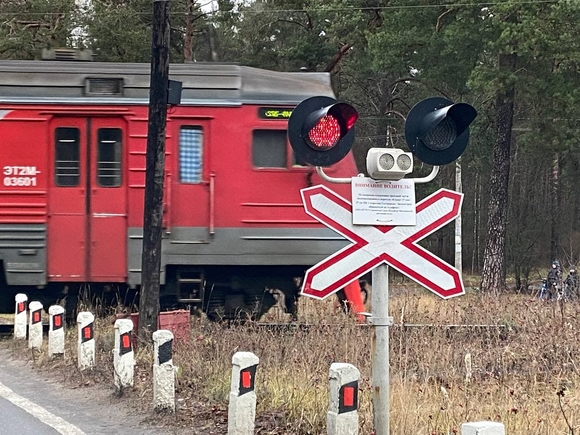 Трое детей погибли при столкновении снегоуборочного поезда и легковушки с учительницей Трое детей погибли при столкновении снегоуборочного поезда и легковушки с учительницей