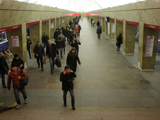 В Смольном предложили отказаться от рекламы в петербургском метро В Смольном предложили отказаться от рекламы в петербургском метро