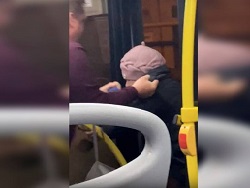 В Воронеже водитель выволок пассажирку без маски из автобуса В Воронеже водитель выволок пассажирку без маски из автобуса