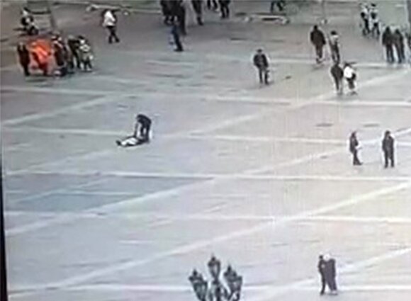 В центре Москвы мужчина на электросамокате сбил пожилую женщину В центре Москвы мужчина на электросамокате сбил пожилую женщину