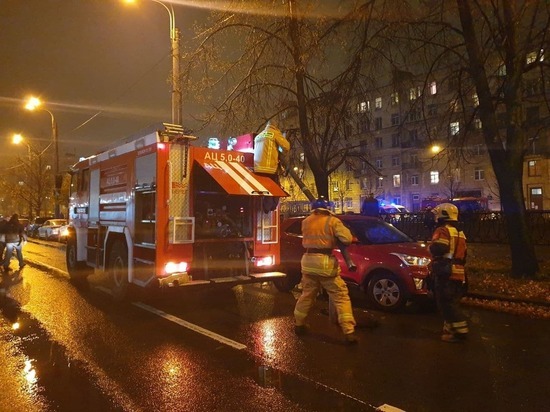 Массовое ДТП с участием пожарной машины произошло на Невском проспекте Массовое ДТП с участием пожарной машины произошло на Невском проспекте
