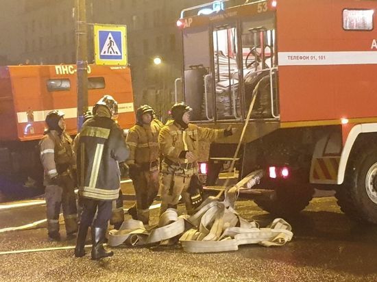 При пожаре на Богатырском погиб мужчина При пожаре на Богатырском погиб мужчина
