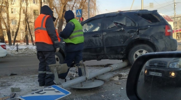 В Омске джип влетел на островок безопасности в Амуре Происшествия в Омске0