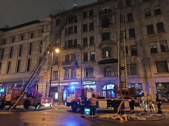 Спасатели более трех часов тушили 300 «квадратов» в доме Перцова на Лиговском проспекте Спасатели более трех часов тушили 300 «квадратов» в доме Перцова на Лиговском проспекте