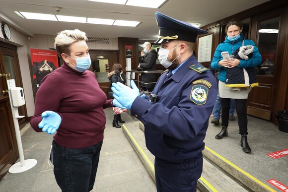В Москве усилили проверки соблюдения санитарных мер в ТЦ, магазинах и кафе В Москве усилили проверки соблюдения санитарных мер в ТЦ, магазинах и кафе