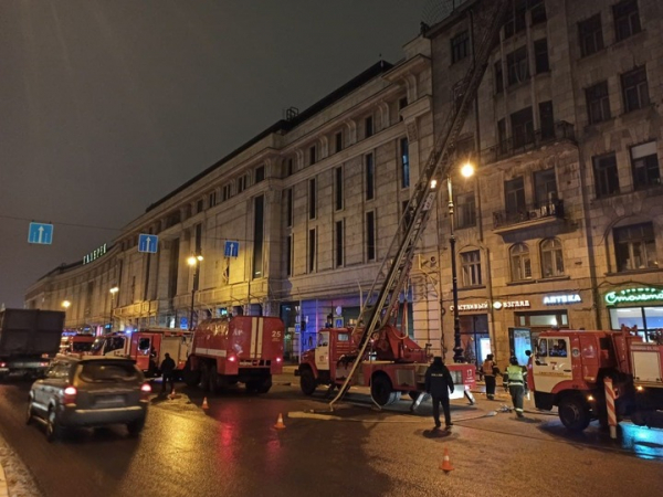 Спасатели более трех часов тушили 300 «квадратов» в доме Перцова на Лиговском проспекте