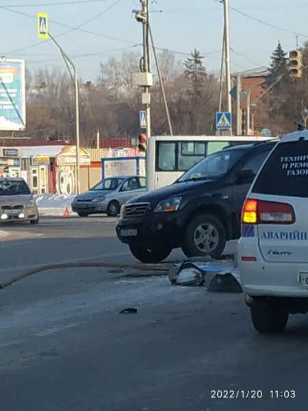 В Омске джип влетел на островок безопасности в Амуре В Омске джип влетел на островок безопасности в Амуре 1