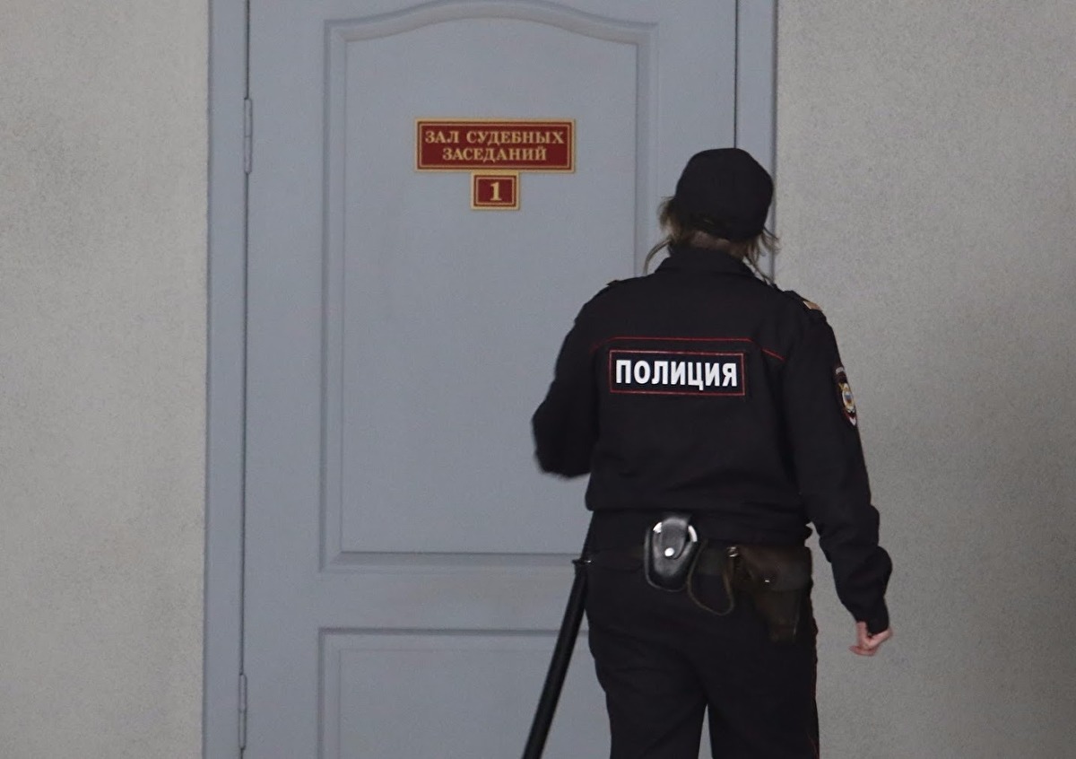 В Саратове полицейский получил 6 лет колонии за изнасилование девушки на рабочем месте В Саратове полицейский получил 6 лет колонии за изнасилование девушки на рабочем месте