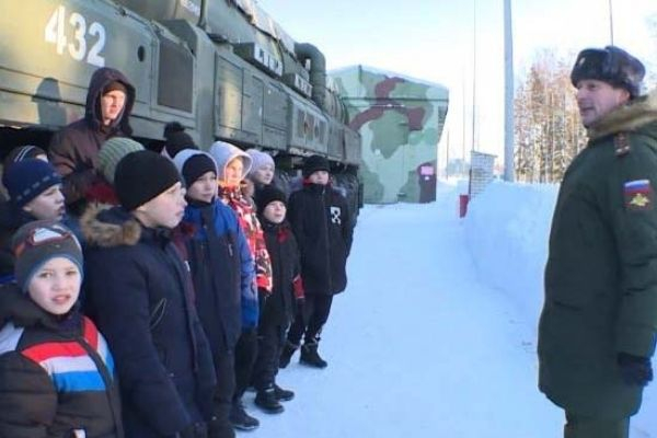 Минобороны прокатили детей-сирот на пусковой установке баллистических ракет Минобороны прокатили детей-сирот на пусковой установке баллистических ракет
