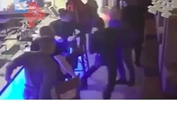 Появилось видео драки между боксером и омоновцем в Бийске Появилось видео драки между боксером и омоновцем в Бийске