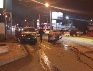 В Ростове женщина-водитель пострадала в ДТП с двумя иномарками В Ростове женщина-водитель пострадала в ДТП с двумя иномарками0