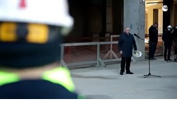 Путин поговорил с поддержавшим его строителем в Москве. Видео Путин поговорил с поддержавшим его строителем в Москве. Видео