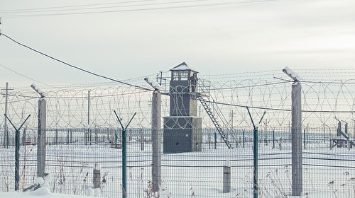 Заключенного омской колонии пытали электричеством за то, что он передал жене записи пыток Заключенного омской колонии пытали электричеством за то, что он передал жене записи пыток