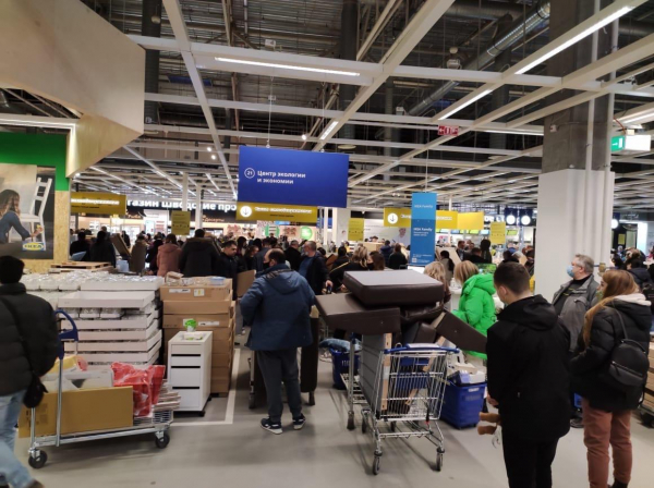 Тысячи ростовчан кинулись за покупками в IKEA после сообщения о закрытии магазина Тысячи ростовчан кинулись за покупками в IKEA после сообщения о закрытии магазина1