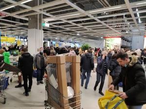 Тысячи ростовчан кинулись за покупками в IKEA после сообщения о закрытии магазина Тысячи ростовчан кинулись за покупками в IKEA после сообщения о закрытии магазина0