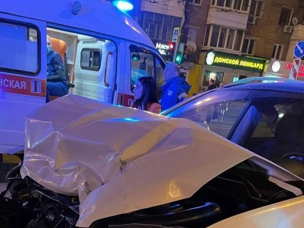 В Ростове на Западном машина такси попала в жуткое ДТП В Ростове на Западном машина такси попала в жуткое ДТП1
