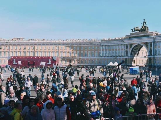 На Дворцовой площади открыли для посетителей гигантский мультимедийный павильон-чемодан На Дворцовой площади открыли для посетителей гигантский мультимедийный павильон-чемодан