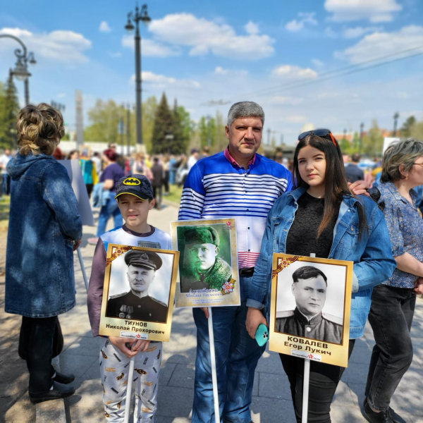 Омские единороссы почтили память родных – героев войны в шествии «Бессмертного полка» Омские единороссы почтили память родных – героев войны в шествии «Бессмертного полка» 4
