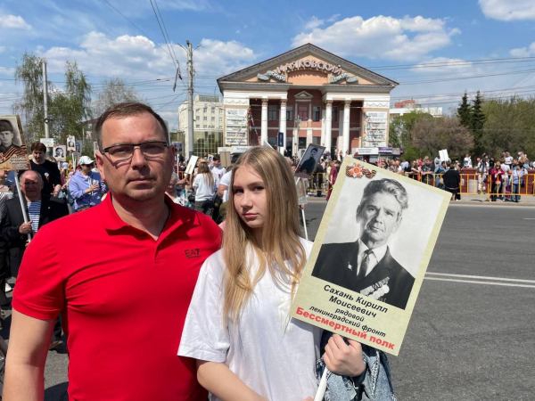 Омские единороссы почтили память родных – героев войны в шествии «Бессмертного полка» Омские единороссы почтили память родных – героев войны в шествии «Бессмертного полка» 2