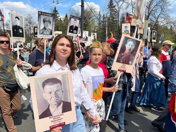Омские единороссы почтили память родных – героев войны в шествии «Бессмертного полка» Омские единороссы почтили память родных – героев войны в шествии «Бессмертного полка» 3