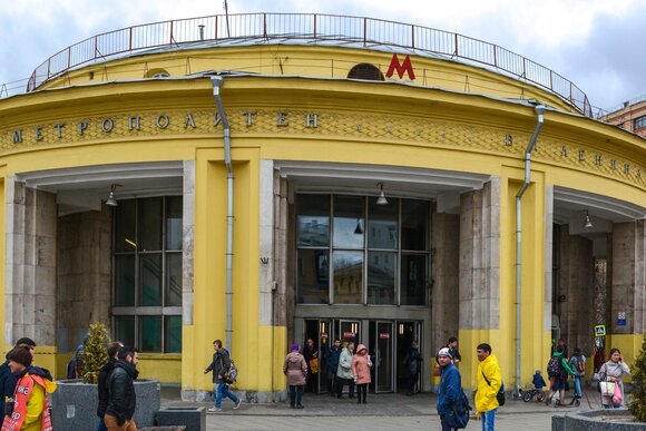Дептранс предупредил о возможных ограничениях входа на станцию метро "Новокузнецкая" Дептранс предупредил о возможных ограничениях входа на станцию метро "Новокузнецкая"
