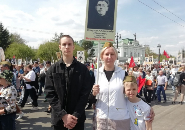 Омские единороссы почтили память родных – героев войны в шествии «Бессмертного полка» Омские единороссы почтили память родных – героев войны в шествии «Бессмертного полка» 1