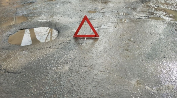 В Омске водитель дорогого джипа устроил массовое ДТП и скрылся Происшествия в Омске0