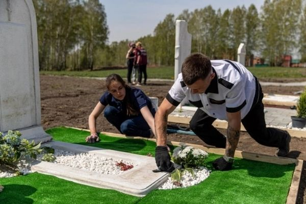 В Новосибирске прошел конкурс по украшению могил В Новосибирске прошел конкурс по украшению могил0