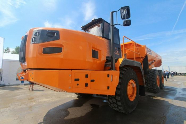 «Тонар» представила свой первый шарнирно-сочлененный самосвал Тонар Т-35 «Тонар» представила свой первый шарнирно-сочлененный самосвал Тонар Т-351