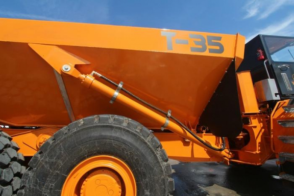 «Тонар» представила свой первый шарнирно-сочлененный самосвал Тонар Т-35 «Тонар» представила свой первый шарнирно-сочлененный самосвал Тонар Т-352