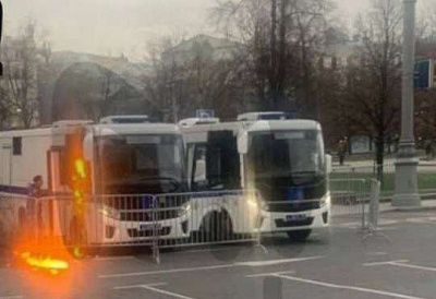 В центре Москвы мужчина метнул коктейль Молотова в автозак Росгвардии В центре Москвы мужчина метнул коктейль Молотова в автозак Росгвардии0