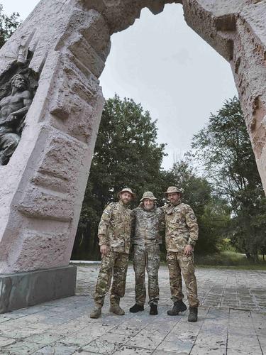 «Я, Болонев и Кот в сапогах»: бизнесмен Пригожин прокомментировал фото с артистами в ЛНР «Я, Болонев и Кот в сапогах»: бизнесмен Пригожин прокомментировал фото с артистами в ЛНР