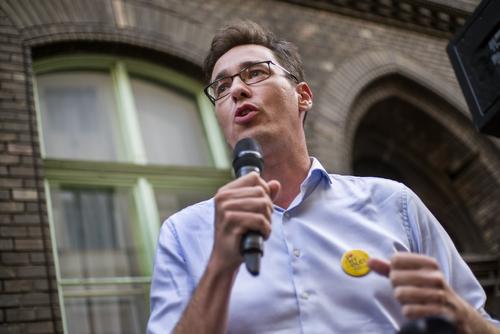 Мэр Будапешта Карачонь сообщил пранкерам, что для украинских беженцев Венгрия не лучшее место Мэр Будапешта Карачонь сообщил пранкерам, что для украинских беженцев Венгрия не лучшее место